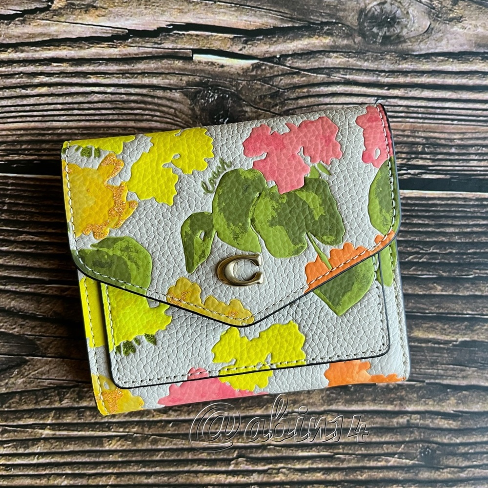 NWT Coach Wyn Leather Wallet with Floral Print - Picture 1 of 4